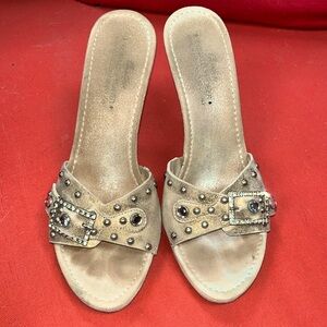 D.Pliner Italy suede tan gold platform mule w crystals w studs 8 Great condition